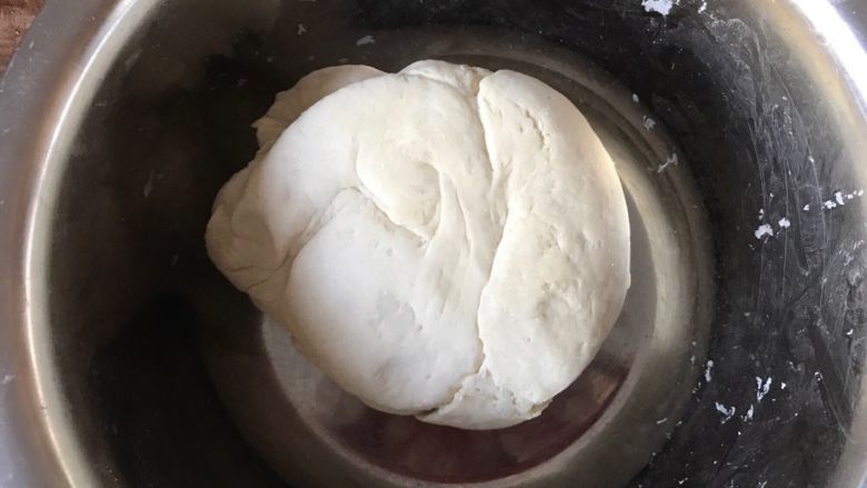 10分钟快速发面蒸肉包,切完后,把面团拿出来再揉一揉。继续盖上盖子发。