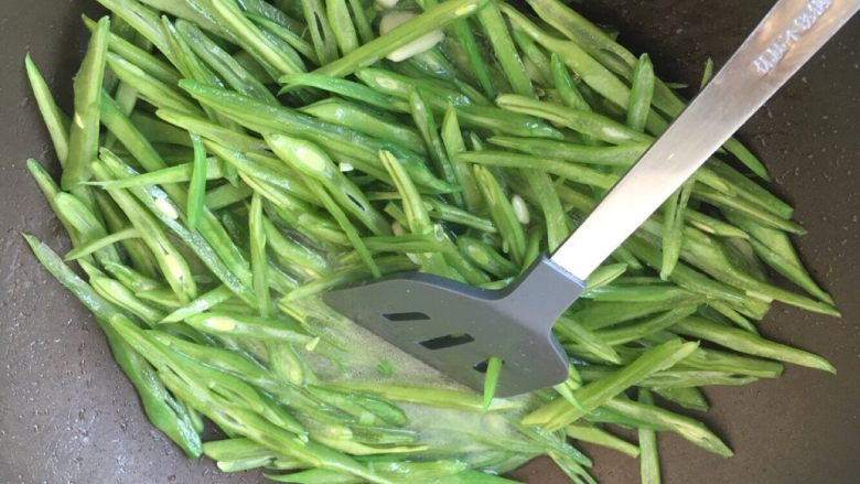 耗油豆角,放入豆角，翻炒至豆角变色，放入少许水，