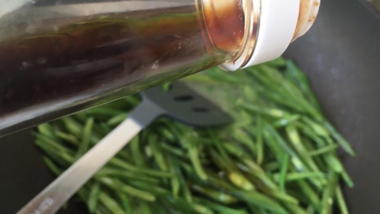 耗油豆角,放入酱油，翻炒