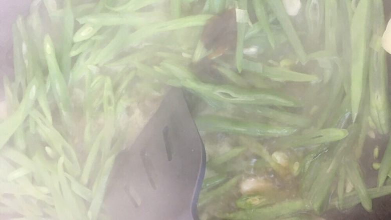 耗油豆角,放入耗油，继续翻炒，放入盐，鸡精。