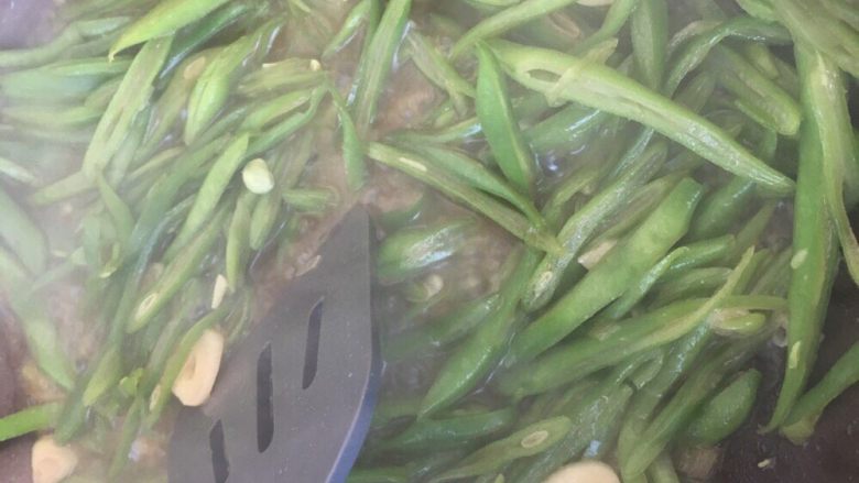 耗油豆角,收干水分，出锅