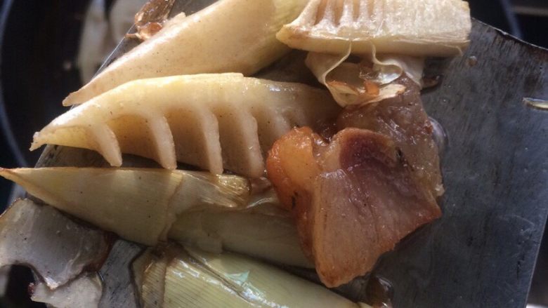 咸肉黑木耳炖春笋,热锅倒油先把咸肉炒一会再加入春笋翻炒至表面微黄,再加入黑木耳和适量的盐翻炒一两分钟
