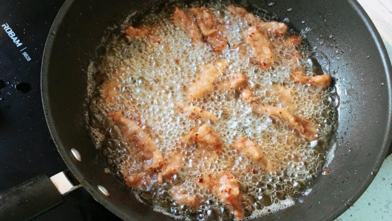 糖醋里脊,油温升高,倒入里脊肉复炸