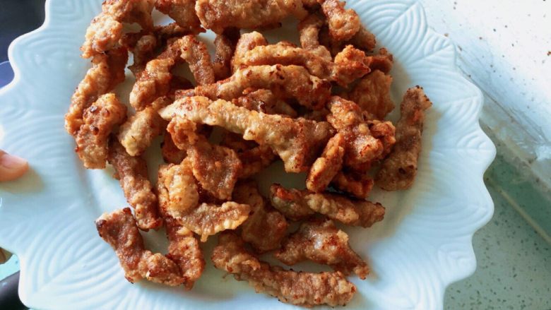 糖醋里脊,复炸制外壳金黄酥脆即可,盛出备用