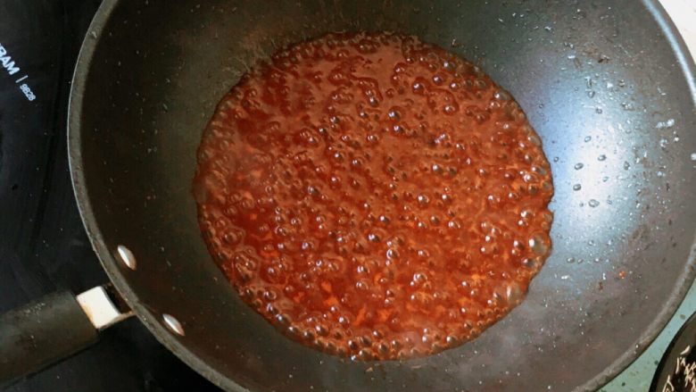 糖醋里脊,炒至汤汁浓稠