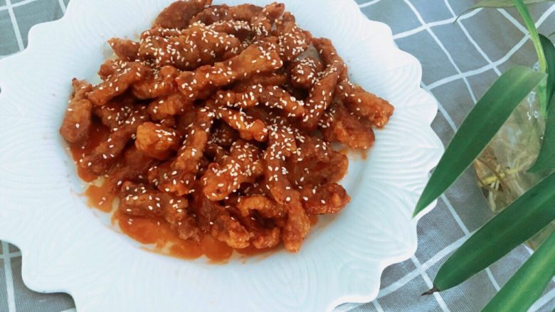 糖醋里脊,倒入里脊裹匀汤汁出锅即可