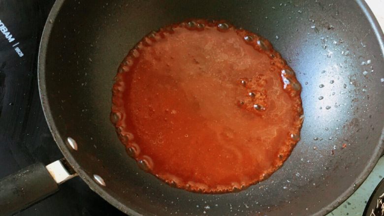 糖醋里脊,锅中留底油,倒入酸甜汁
