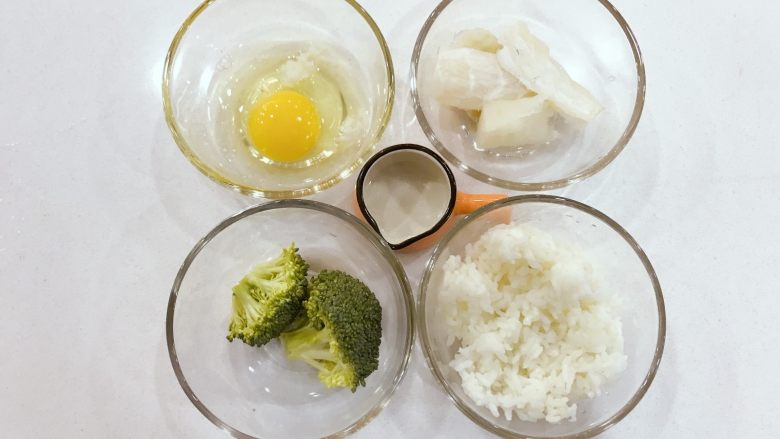 宝宝辅食:深海能量(鳕鱼)小米饼-12M,准备好所有食材。