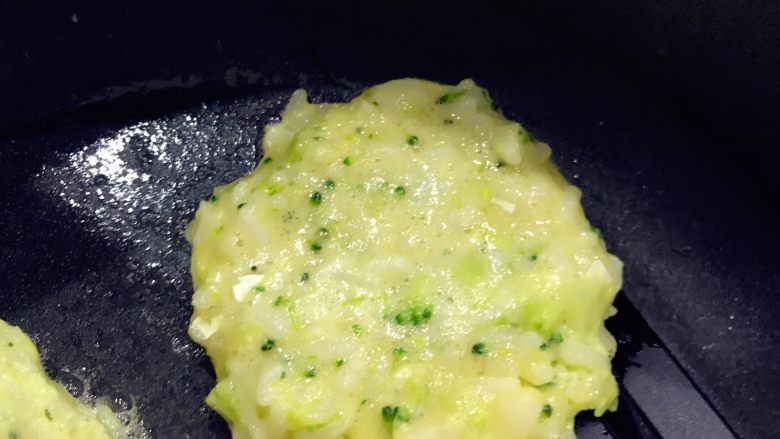 宝宝辅食:深海能量(鳕鱼)小米饼-12M,米饼下锅时先不要动,小火慢慢煎,先煎2-3分钟左右,等晃动平底锅,小米饼可以跟着动时,就可以翻面了。
》注意哈,米饼粘性相对较弱的,比不上加了面粉或淀粉的,煎的时候一定不要着急翻面。
