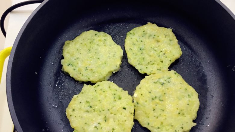 宝宝辅食:深海能量(鳕鱼)小米饼-12M,翻面后小火煎,之后反复翻面,直到两面有点稍稍金黄即可。
》一直用小火哦,慢慢煎,可以确保所有的食材都熟,不然会太硬哈。