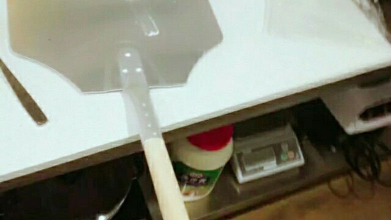 意大利玛格丽特披萨,接下来使用披萨铲铲入高温石烤箱里,上火300℃下火200℃