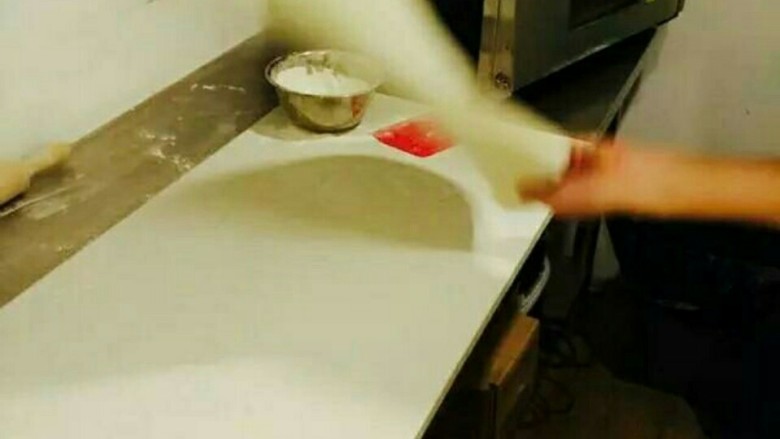 意大利玛格丽特披萨,花式甩饼底。有兴趣?那要看看厨友们支持不支持我啦!是吧😁😁😁