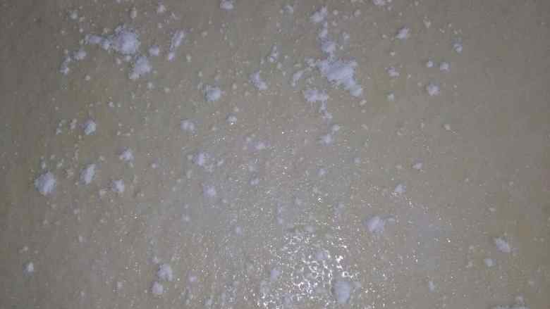 烙饼,最后在上面撒上点面粉,起到一层一层的作用