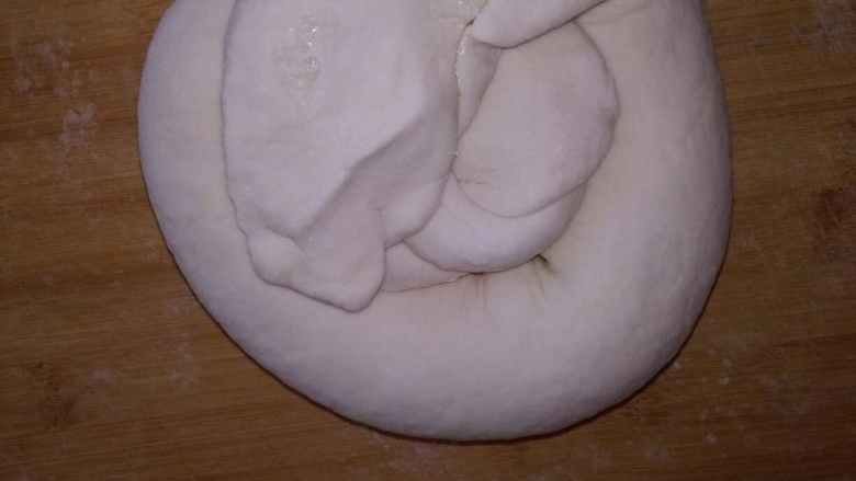 烙饼,盘成圆饼,摁扁,两面撒上点面粉
