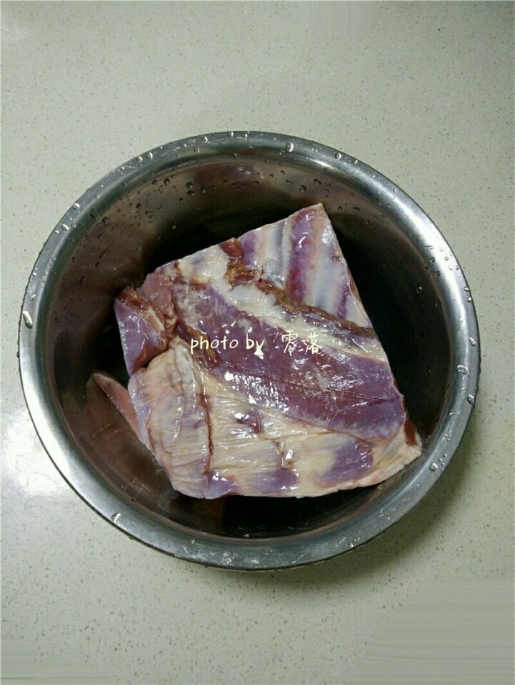 黑椒烤羊排,备好食材:<a style='color:red;display:inline-block;' href='/shicai/ 330'>羊排</a>洗净后,浸泡清水片刻后,再次洗净拭干水分;