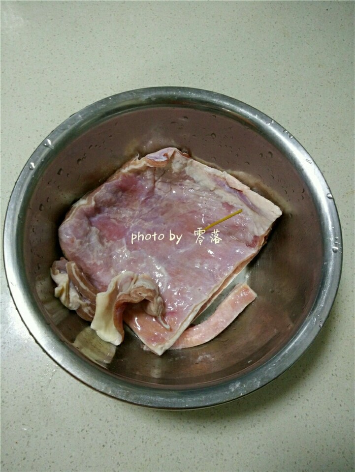 黑椒烤羊排,羊排用牙签扎孔,这样腌制羊排的时候更容易入味;