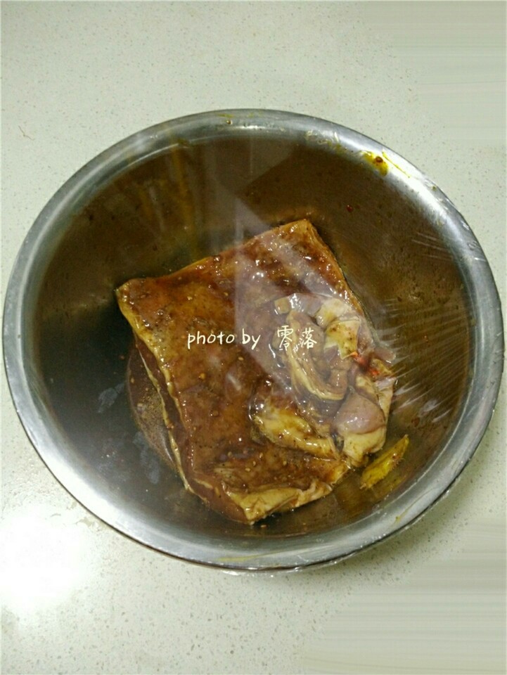 黑椒烤羊排,将羊排覆盖上保鲜膜,冷藏过夜;