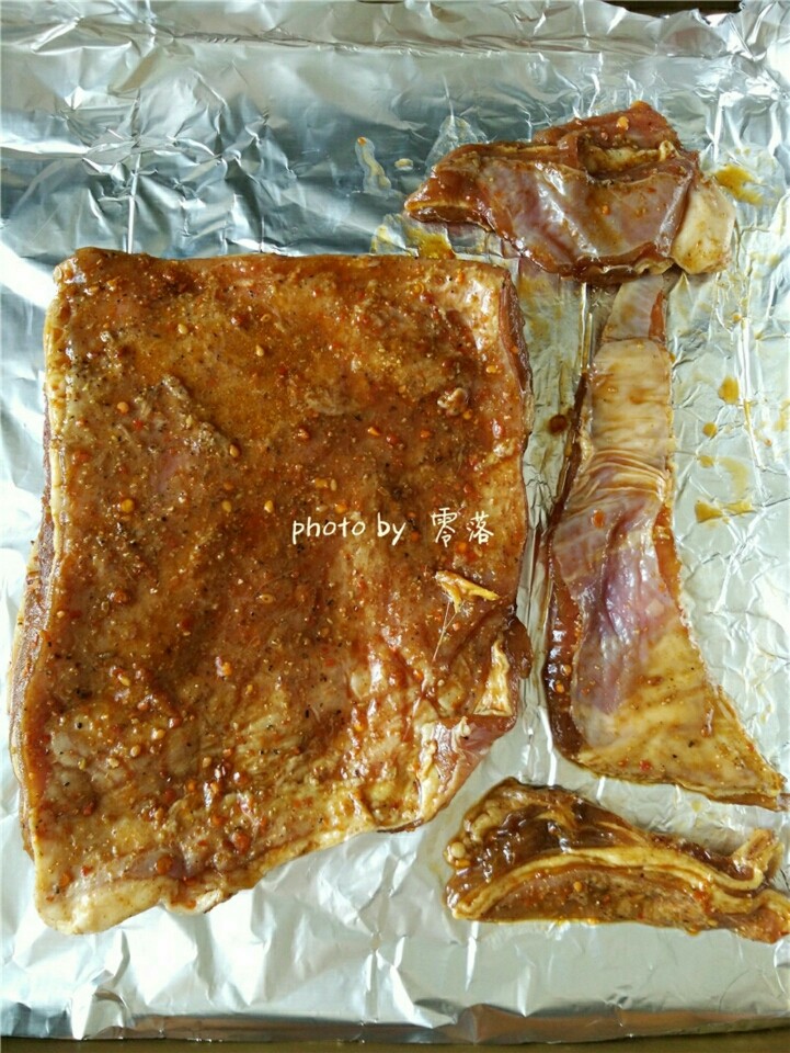 黑椒烤羊排,烤盘铺一张锡纸,放上腌制过的羊排,再在羊排上覆盖一张锡纸;