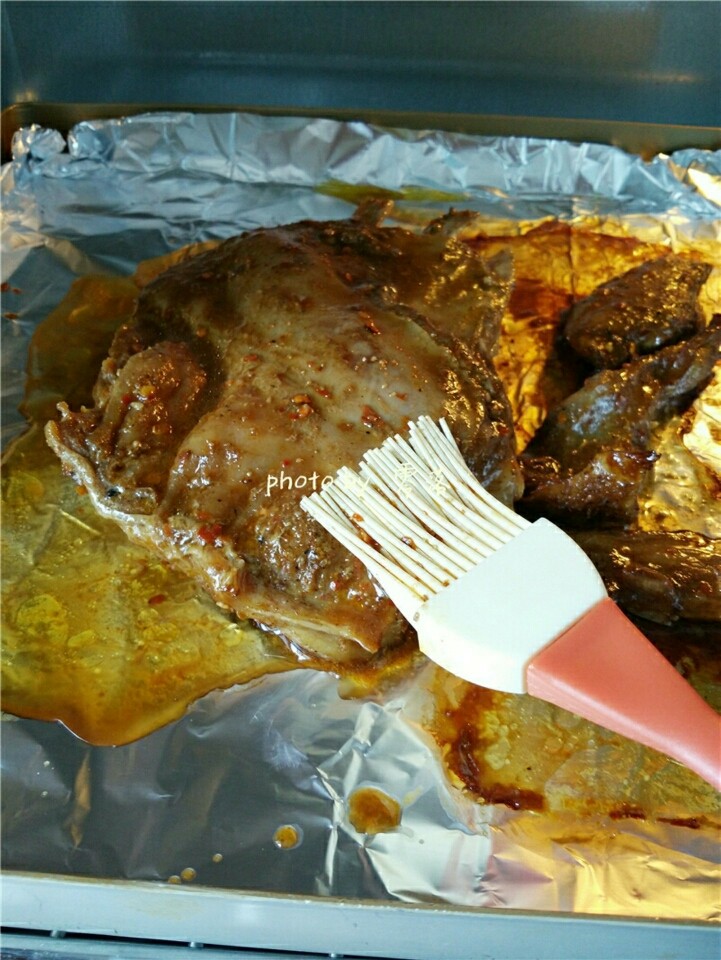 黑椒烤羊排,50分钟后,给羊排翻面,再刷一层腌羊排的料汁;