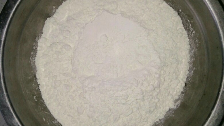家常发面饼,制作“油酥”:
用一不怕热的小碗或小盆,放少量生面粉。