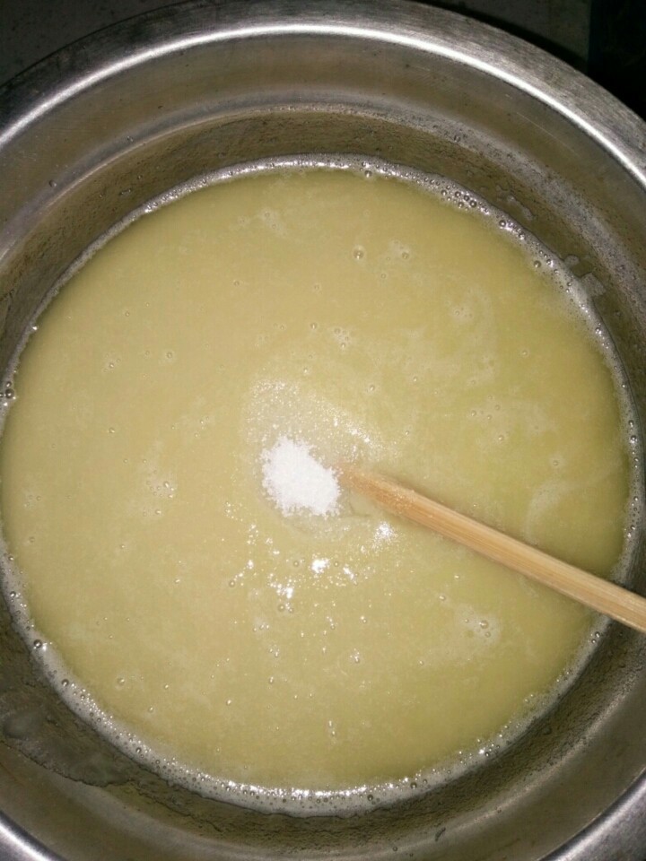家常发面饼,1、继续往面粉里加热油至饱和,搅匀,制成“油酥”。
2、加适量盐。如果做发面糖饼,不要加盐。
3、凉透,备用。
