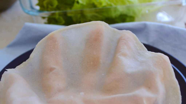 饺子皮可以做烤鸭饼,做面包的手套膜也就差不多这样吧~
而且还可以做的更薄,只是我觉得必要性不大!