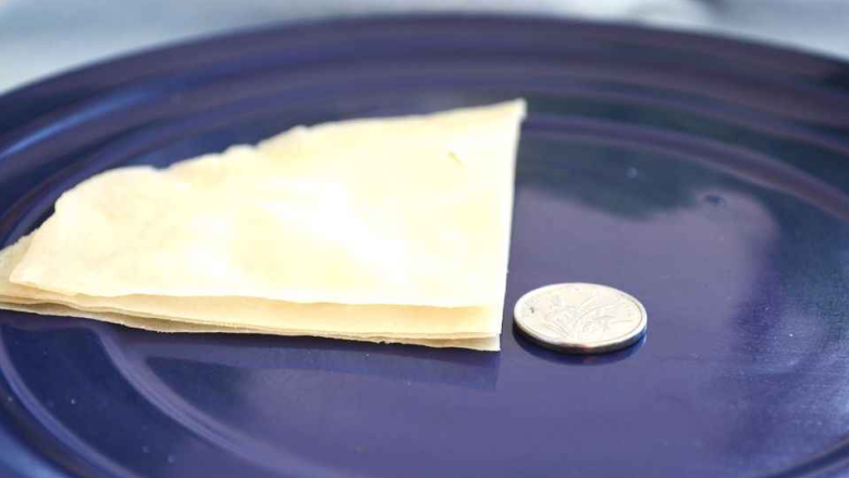 饺子皮可以做烤鸭饼,切开一张分4份,找了个一角钱的硬币比较了一下~