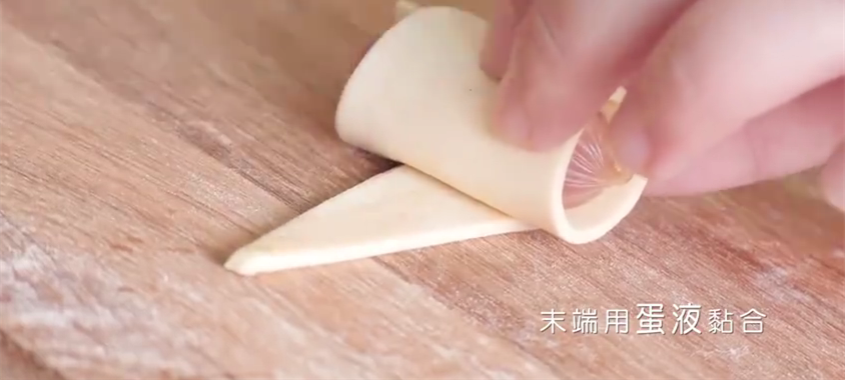 超简单迷你香肠可颂,末端用蛋液粘合
