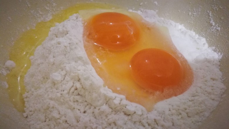 煎饼,面粉中加入两个鸡蛋,加入一咖啡勺盐