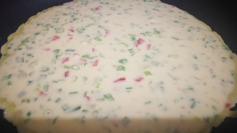 煎饼,根据锅的大小倒入适量面糊,左右晃动锅使得饼均匀分布。如图一定中小火慢慢煎