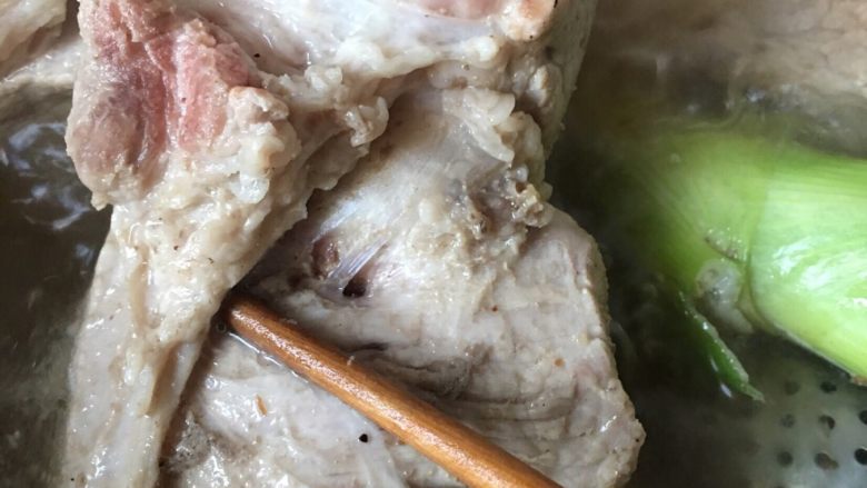 腐乳扣肉,煮半个小时左右,用筷子扎透,不冒血水就好了