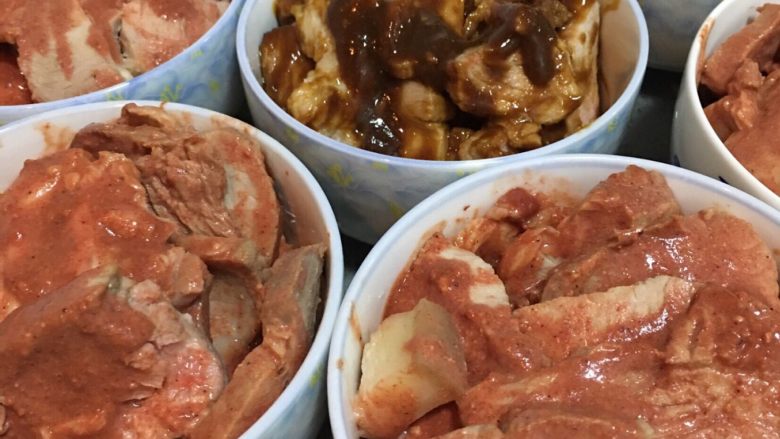 腐乳扣肉,入锅中大火烧开转中火,大约一小时