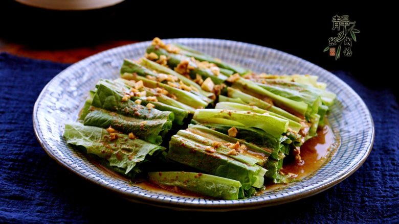 风味凉拌油麦菜,白糖必不可少，它能中和油麦菜的苦味，提升口感。