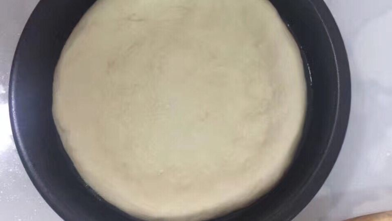 培根披萨,从中间开始由内而外压，直至成饼状，旁边就是披萨边了。放入烤盘