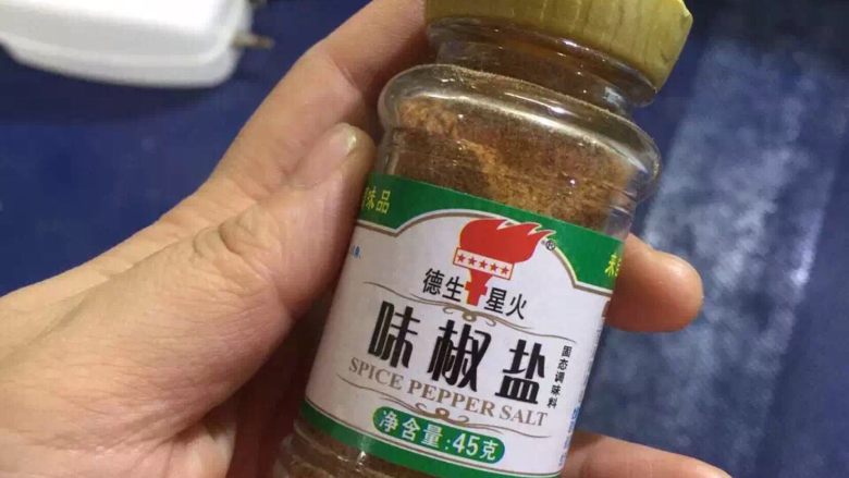 椒盐皮皮虾,翻炒结束后,加入味椒盐(根据自己个人的口味放入量)