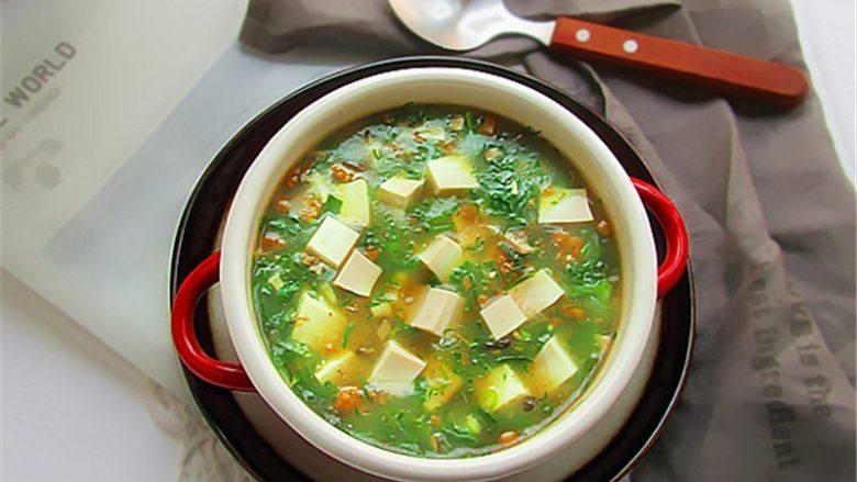 荠菜肉末豆腐羹,忘记了,喜欢香油的同学,还可以滴几滴香油调味,自己喜好什么口味可以适当调整