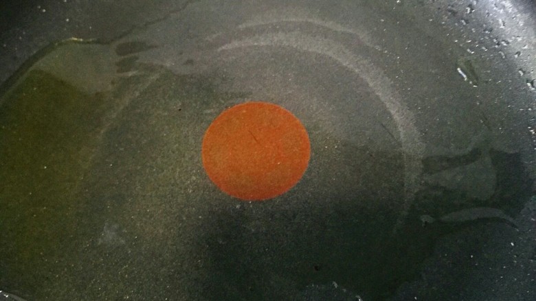 芦笋鸡蛋卷(棒棒糖版),最好用平底锅,倒入适量的<a style='color:red;display:inline-block;' href='/shicai/ 848'>菜籽油</a>,锅动下,让油在锅里游一下😂😂😂😂😂