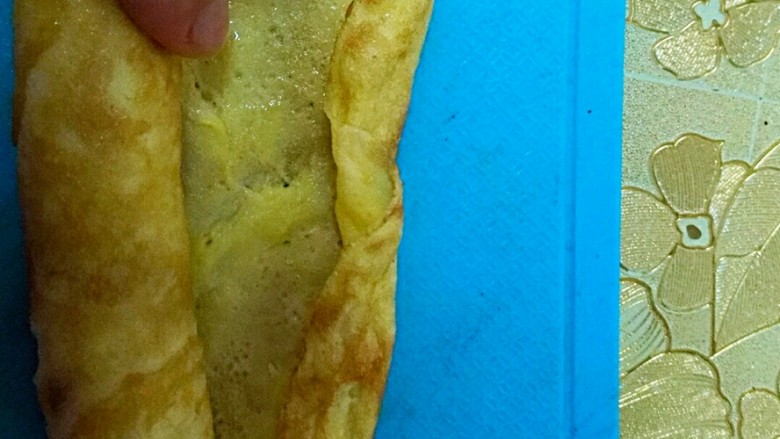 芦笋鸡蛋卷(棒棒糖版),蛋饼放在菜板上,芦笋放鸡蛋的上面,从下往上卷,卷越紧越好切,不然切时会散开哦