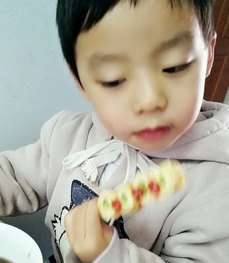 芦笋鸡蛋卷(棒棒糖版),开吃了,方子的量做了这样的六串,家里有两个孩子,一个孩子的只要一个鸡蛋一根芦笋就可以了