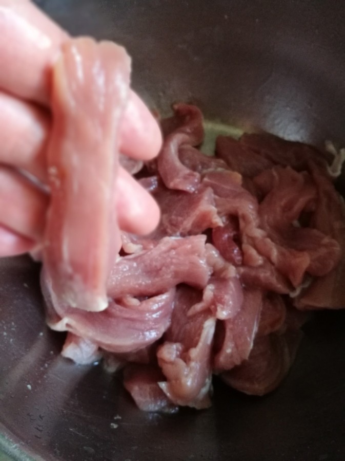 糖醋里脊,新鲜<a style='color:red;display:inline-block;' href='/shicai/ 11224'>猪里脊</a>洗净后，改刀成条状。（我是让摊主直接改刀好的哈，偷懒😜）