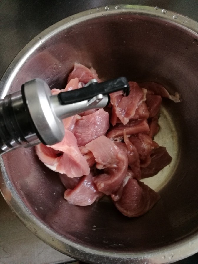 糖醋里脊,沥干水份后加<a style='color:red;display:inline-block;' href='/shicai/ 718'>料酒</a>。