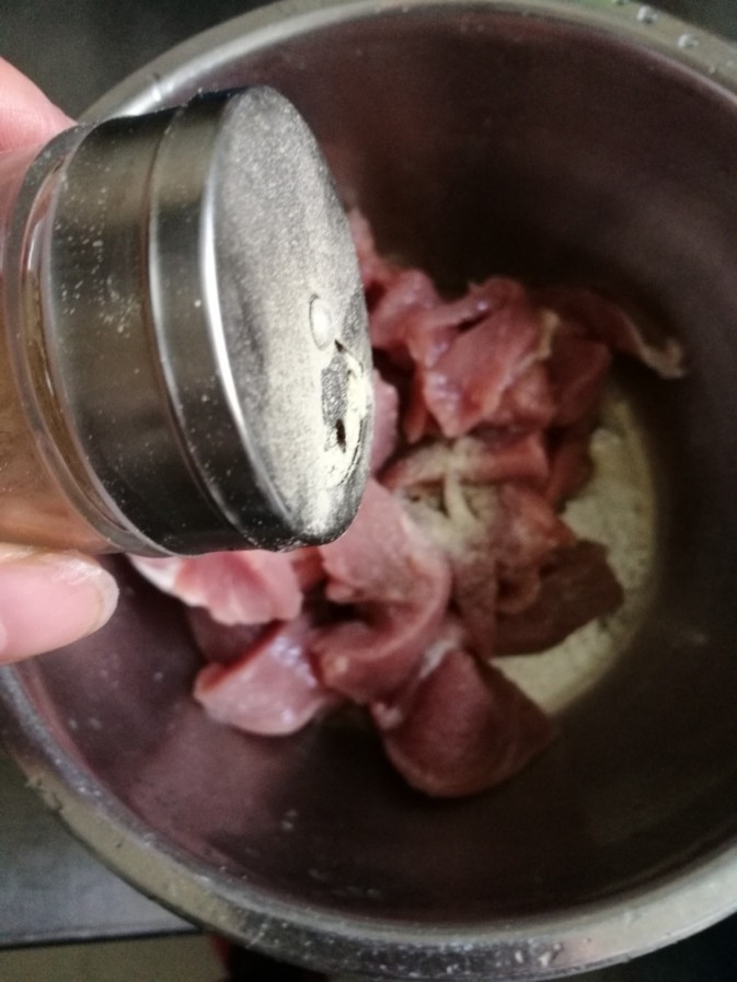 糖醋里脊,加入适量<a style='color:red;display:inline-block;' href='/shicai/ 134296'>白胡椒粉</a>。