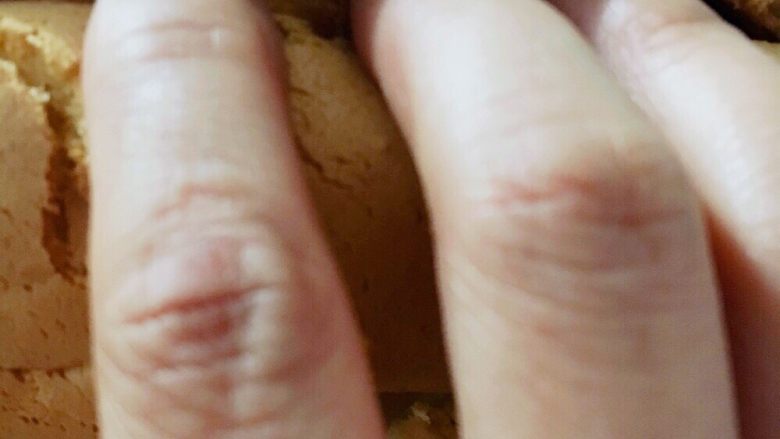 酸奶戚风蛋糕,把模具横过来,轻轻把蛋糕从模具上剥离开,如此走一圈