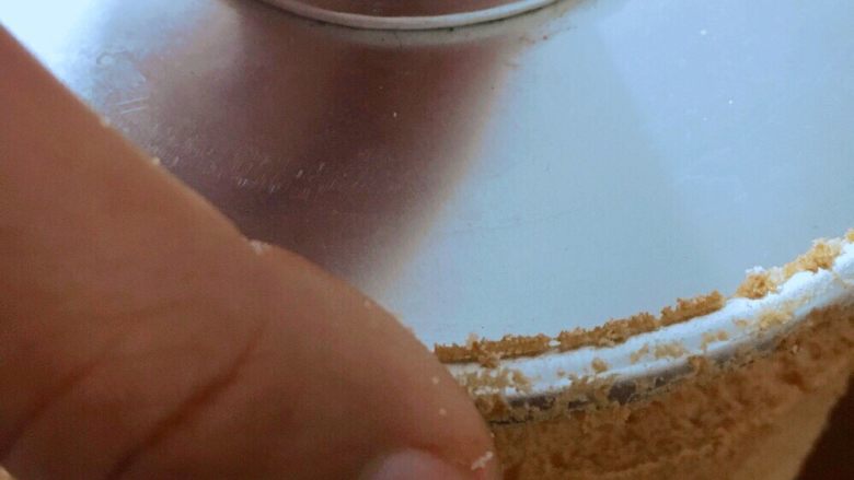 酸奶戚风蛋糕,把蛋糕倒过来,双手轻轻抖动着提起模具底托,就成功脱模了