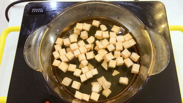宝宝辅食:红薯挤挤面-10M+,准备一个汤锅,倒入350ml左右的清水加热,倒入提前切好的红薯丁,小宝宝食用,红薯丁可以切小一点。