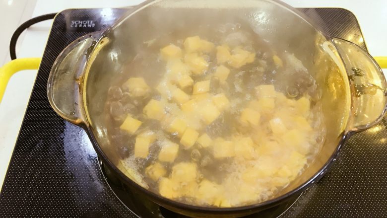 宝宝辅食:红薯挤挤面-10M+,加热直至红薯丁八-九成熟,用手捏可以捏碎为止。