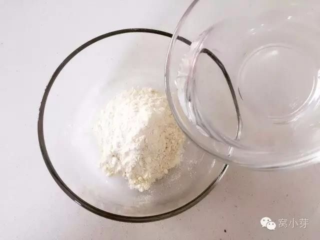 宝宝辅食:红薯挤挤面-10M+,在<a style='color:red;display:inline-block;' href='/shicai/ 519'>面粉</a>中加入凉白开,边加水边搅拌。