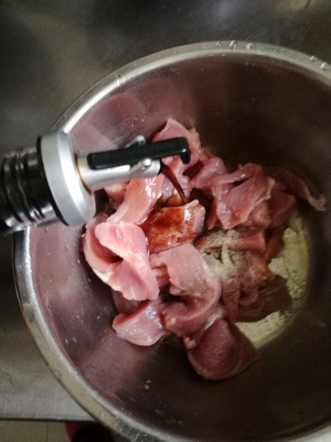 糖醋里脊,加少许<a style='color:red;display:inline-block;' href='/shicai/ 788'>生抽</a>提味。