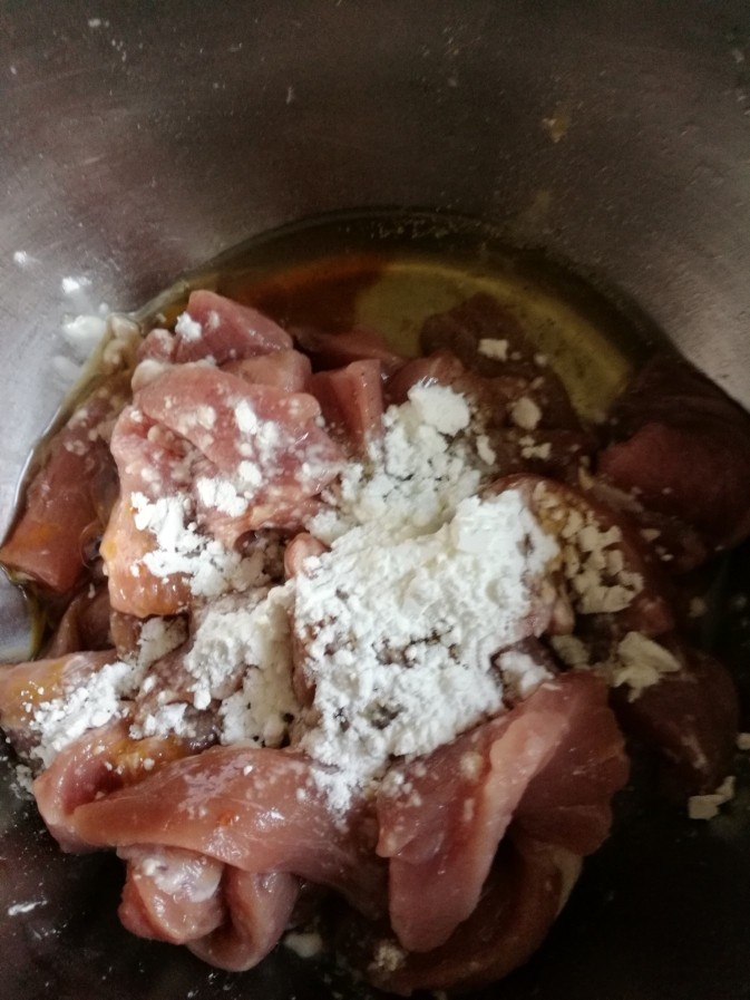 糖醋里脊,再磕入一个<a style='color:red;display:inline-block;' href='/shicai/ 17'>蛋清</a>和适量生粉。