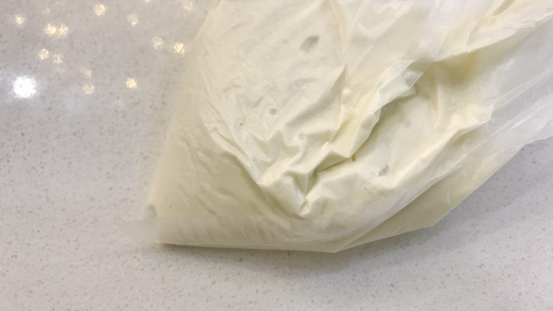 宝宝辅食:红薯挤挤面-10M+,形成图中浓稠度,把准备好的面糊,倒入保鲜袋中,放在一边备用。
》家里不一定有厨房秤,大家水和面粉的用量,可以按照这个浓稠度去调整。